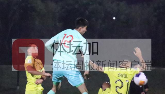 于金永对阵马来西亚队热身赛中创造了一个点球机会，对方禁区内手球_副本.png